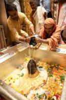  HH Swamiji performs Abhisheka at Shri Kashi Vishwanath Temple, renders the bhajans 'Mahadeva Sharanam' and 'Samba Sadashiva' (26.03.2025)